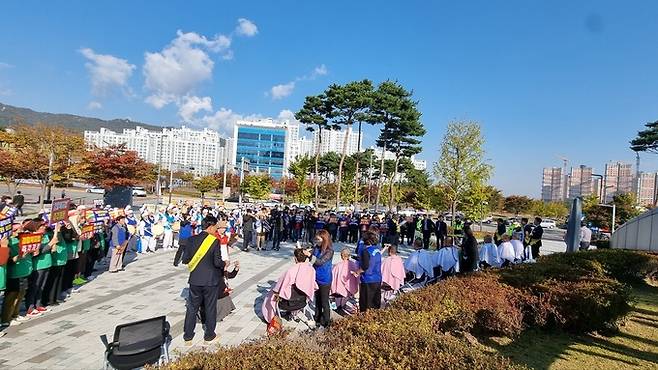 경찰병원 아산시 범시민 추진협의회 회원들이 23일 충남도청 앞에서 예비타당성조사 면제를 촉구하는 집회를 열었다.