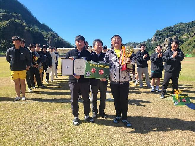 '제22회 울릉군수컵 민관군 친선축구대회'에서 우승을 차지한 FC쏘울팀이 기념 촬영을 하고 있다.