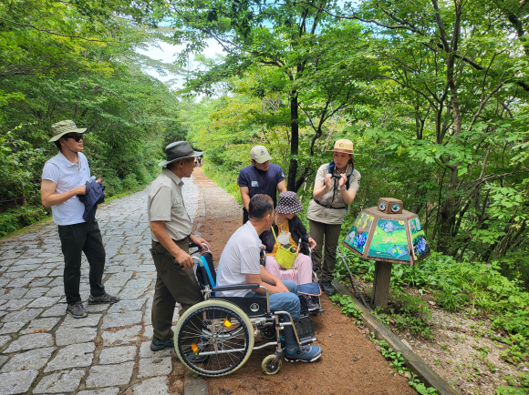 지리산 노고단에서 숙박하며 생태 관찰 및 산책, 낙조 감상, 별자리 관찰, 일출 보기 등 다양한 자연 체험이 가능한 장애인 탐방 체험이 11월 진행된다. 국립공원 자연해설사가 몸이 불편한 탐방객에게 생태 설명을 하고 있다. 국립공원공단