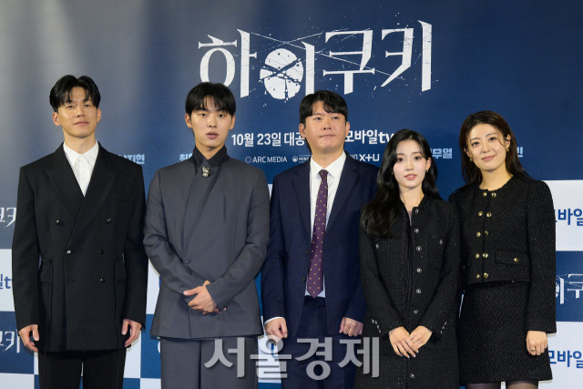 배우 김무열, 최현욱, 정다빈, 남지현과 송민엽 감독이 23일 오후 서울 용산구 CGV 용산아이파크몰에서 진행된 U+모바일tv 오리지널 ‘하이쿠키’(극본 강한/연출 송민엽) 기자간담회에서 포즈를 취하고 있다. 김규빈 기자