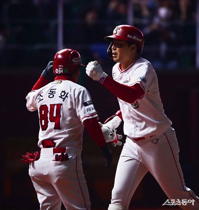 23일 인천 SSG랜더스필드에서 열린 ‘2023 KBO 포스트시즌’ SSG 랜더스와 NC 다이노스의 준플레이오프 2차전 경기에서 6회말 1사 SSG 한유섬이 중월 솔로 홈런을 친 후 SSG 한유섬이 1루코치와 기쁨을 나누고 있다. 인천 | 주현희 기자 teth1147@donga.com
