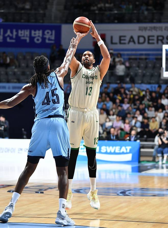 디드릭 로슨.(가운데) /사진=KBL 제공