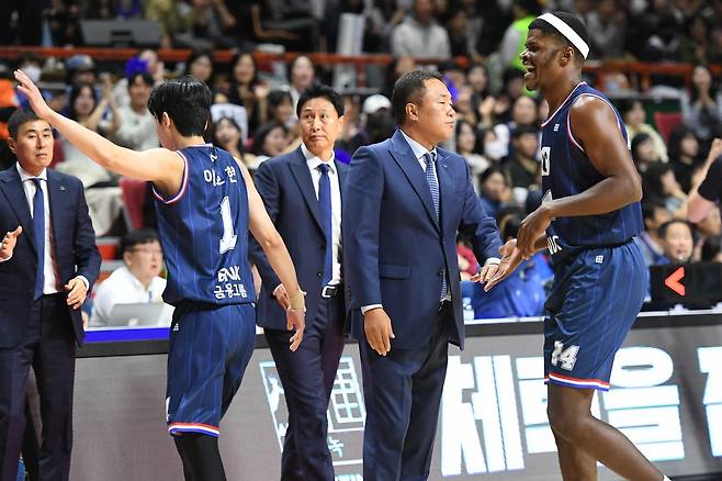 전창진 감독과 선수들 [KBL 제공. 재판매 및 DB금지]