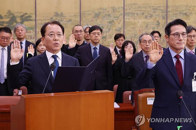 선서하는 국립중앙박물관장 (서울=연합뉴스) 신준희 기자 = 23일 국회에서 열린 문화체육관광위원회 국정감사에서 윤성용 국립중앙박물관장과 정병국 한국문화예술위원회 위원장 등이 선서를 하고 있다. 2023.10.23 hama@yna.co.kr