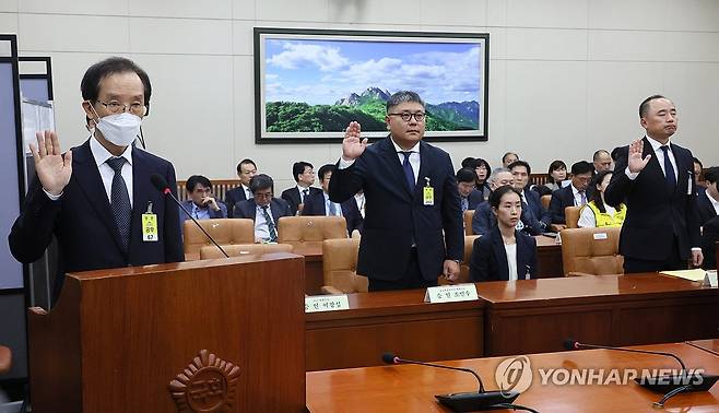 선서하는 이강섭 샤니 대표이사 (서울=연합뉴스) 이정훈 기자 = 이강섭 샤니 대표이사가 12일 국회 환경노동위원회에서 열린 고용노동부에 대한 국정감사에 증인으로 출석해 의원질의에 답변하고 있다. 왼쪽부터 이강섭 샤니 대표이사, 조민수 코스트코코리아 대표이사, 마창민 DL E&C 대표. 2023.10.12 uwg806@yna.co.kr