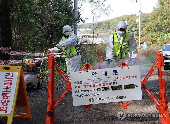 '럼피스킨병 확진' 김포 농가 주변 방역 작업 [연합뉴스 자료사진]