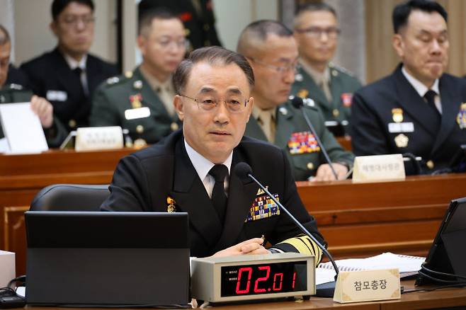 24일 충남 계룡대 해군본부에서 열린 국회 국방위원회의 해군본부에 대한 국정감사에서 이종호 해군참모총장이 답변하고 있다. (사진=연합뉴스)