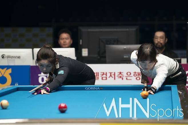 김가영과 김상아가 결승전에 앞서 포즈를 취하고 있다. (프로당구협회 PBA 제공)