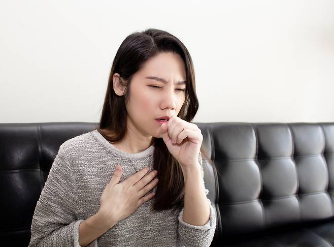 자연스럽게 기침 증상을 완화하거나 멈추게 하는 방법들이 있다. [사진=게티이미지뱅크]