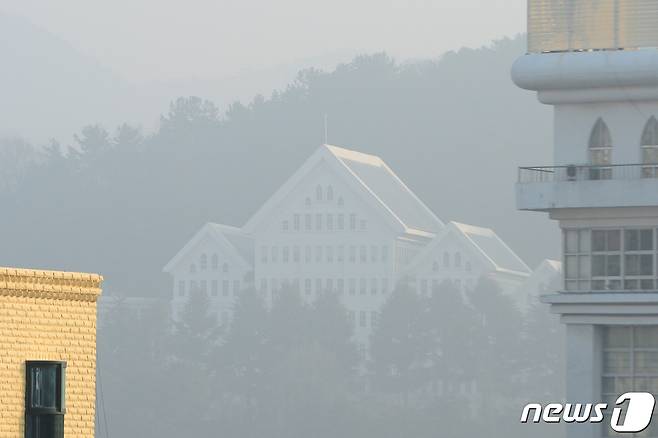 가시거리 500m 내외 짙은 안개가 낀 10일 오전 광주 동구 서석동 조선대학교병원 장례식장에서 바라본 조선대학교 본관 건물 일대가 뿌연 모습을 보이고 있다. 2022.1.10/뉴스1