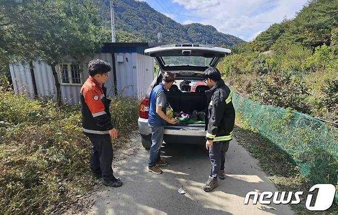 보은군 기동단속반원들이 산림 내 불법행위 단속을 하고 있다. (보은군 제공) /뉴스1