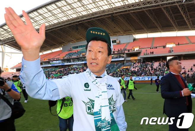 20일 오후 전북 전주시 전주월드컵경기장에서 열린 2018 프로축구 KEB하나은행 K리그1 우승 기념식에서 최강희 감독이 팬들에게 인사를 하고 있다. 전북은 이번 시즌 우승으로 K리그 2년 연속 우승과 통산 6회 우승을 달성했다.2018.10.20/뉴스1 ⓒ News1 문요한 기자