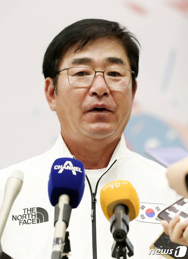 2022 항저우 아시안게임 대한민국 남자 야구 대표팀 류중일 감독이 8일 인천국제공항을 통해 귀국해 인터뷰하고 있다. (공동취재) 2023.10.8/뉴스1. ⓒ News1 이승배 기자