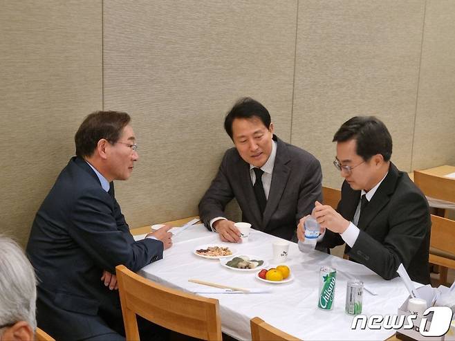 최근 수도권 3개 광역단체가 서울시의 기후동행카드 확대방안을 놓고 난기류에 휩싸인 가운데 23일 김동연 경기도지사와 오세훈 서울시장, 유정복 인천시장이 한자리에 모였다.