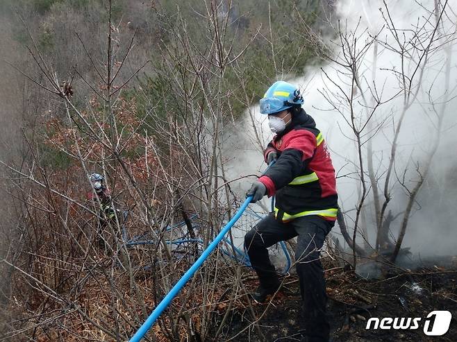 진화대원들이 산불 현장에서 화마와 사투를 벌이고 있다.(산림청 제공)