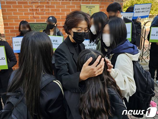 24일 광주 북구 양지초 앞에서 열린 윤수연 교사 교권회복 촉구 집회에서 윤 교사 제자들이 찾아와 인사하고 있다.2023.10.24./뉴스1 ⓒ News1 서충섭 기자