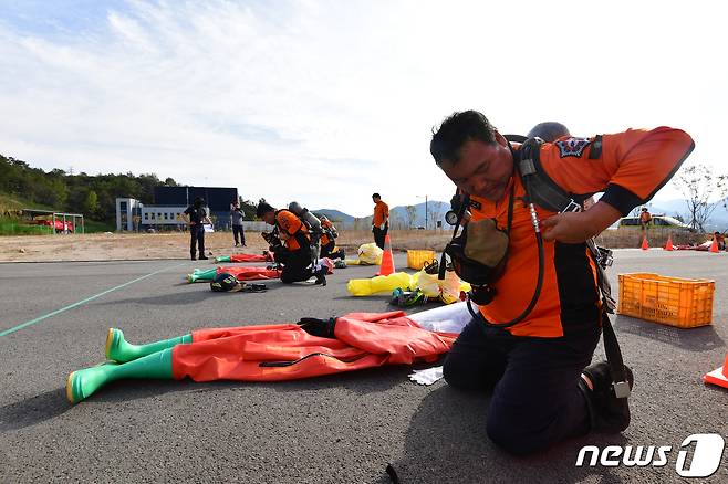 24일 경북 포항시 북구 기계면 경북소방본부 119특수대응단 훈련장에서 열린 유해화학물질 누출사고 대응 경연대회에 참가한 119대원들이 화학보호복(레벌A)착용에 앞서 공기 호흡기를 착용하고 있다. 2023.10.24/뉴스1 ⓒ News1 최창호 기자