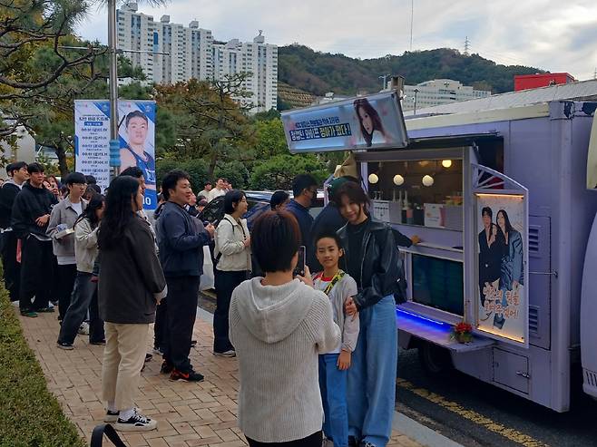 정창영 아내 정아가 부산 팬들의 기념촬영 요청에 응하며 커피차 팬 서비스를 하고 있다. 부산=최만식 기자