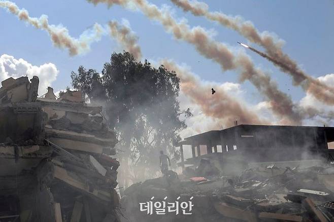 19일(현지시각) 이스라엘의 가자지구 가자시티 공습에 이어 가자지구에서 이스라엘을 향해 로켓이 발사되고 있다. ⓒ뉴시스