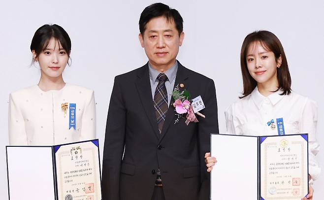 가수 겸 배우 아이유(왼쪽)와 김주현 금융위원장(가운데), 배우 한지민씨가 24일 서울 여의도 63 컨벤션센터에서 열린 제8회 금융의날 기념식에서 기념촬영을 하고 있다. 금융위원회 제공