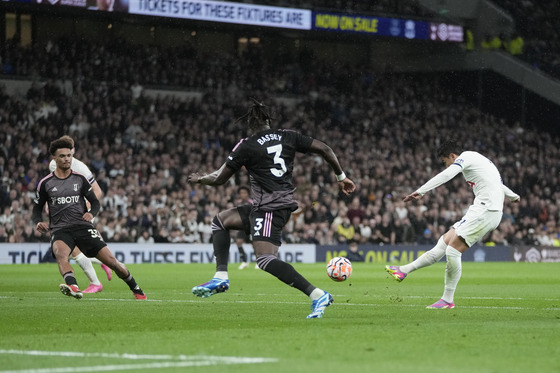 Tottenham's Son Heung-min, right, scores his side's opening goal during a Premier League match against Fulham at Tottenham Hotspur Stadium in London on Monday.  [AP/YONHAP]