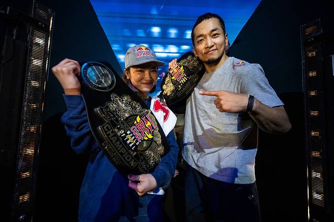 홍텐(왼쪽)이 지난 22일 레드불 비씨원 월드 파이널에서 우승한 뒤, 여자부 우승자 일본의 에이미와 함께 챔피언 벨트를 들어보이고 있다. 레드불
