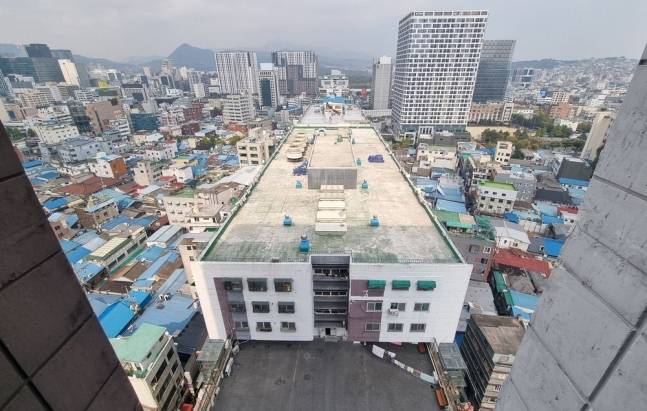 서울시가 세운재정비촉진지구 재개발을 17년 만에 다시 추진하겠다고 24일 밝혔다. 건물 노후도가 심각한 세운상가 등 7개 노후상가는 단계적으로 모두 공원이 된다. 사진은 24일 진양상가(가운데 맨앞)에서 종묘까지 이어지는 축으로 녹지공원이 들어설 지역. [사진 = 이승환 기자]