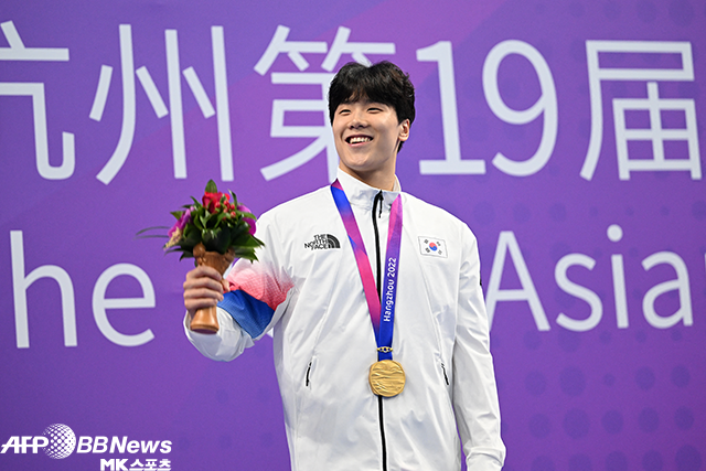 지유찬이 제19회 중국 항저우아시안게임 남자수영 자유형 50m 대회 신기록으로 금메달을 획득한 후 기뻐하고 있다. 사진=AFPBBNews=News1