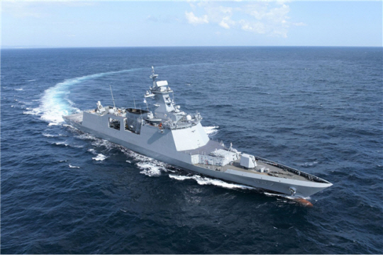 24일 해군에 인도된 신형 호위함인 울산급 배치-II 마지막  8번함인 춘천함 항해 모습. 방위사업청 제공