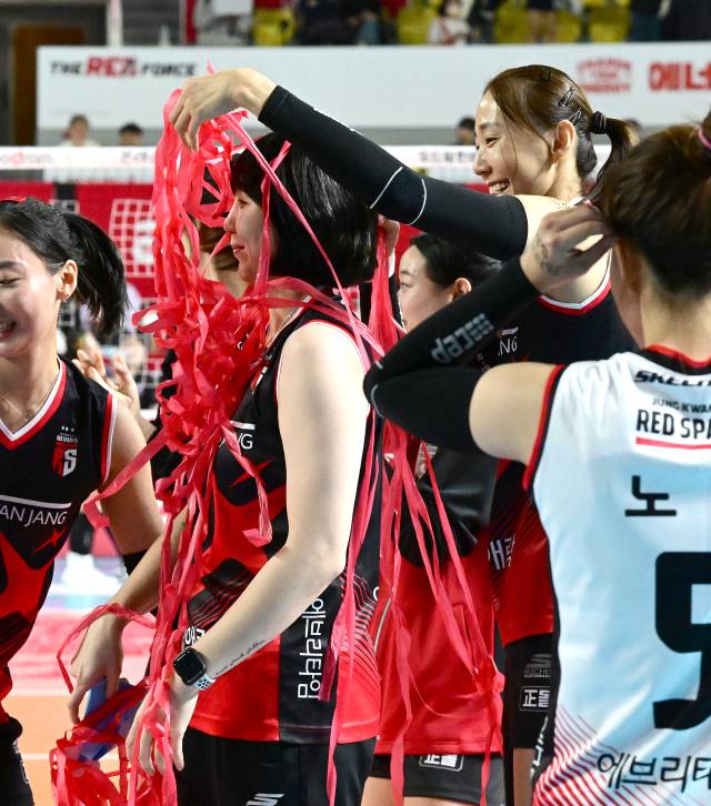 한송이가 이소영의 생일을 축하하며 꽃가루를 뿌리고 있다 / KOVO(한국배구연맹)