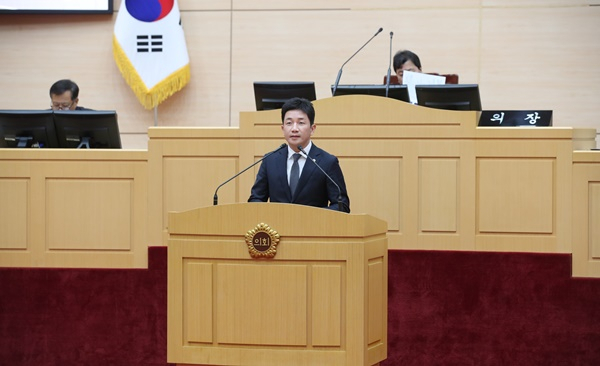김진남 전라남도의원이 제375회 제2차 본회의에서 설명하고 있다.