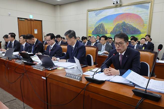 김성태 중소기업은행장이 24일 국회 정무위원회에서 열린 예금보험공사, 한국산업은행 등에 대한 국정감사에서 의원질의에 답변하는 모습. [연합]