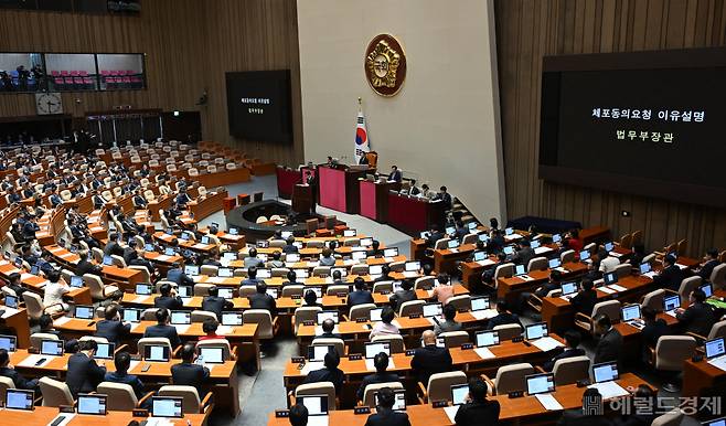 한동훈 법무부 장관이 21일 오후 서울 여의도 국회에서 열린 제410회 국회(정기회) 제8차 본회의에서 이재명 더불어민주당 대표의 체포동의 요청 이유설명을 하고 있다. 이상섭 기자