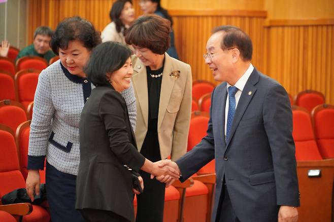 24일 부산시학생교육문화회관 대강당에서 열린 ‘부산 공립유치원 교원의날’ 행사에서 하윤수 부산시교육감이 교원들을 격려하고 있다. [사진=부산시교육청]