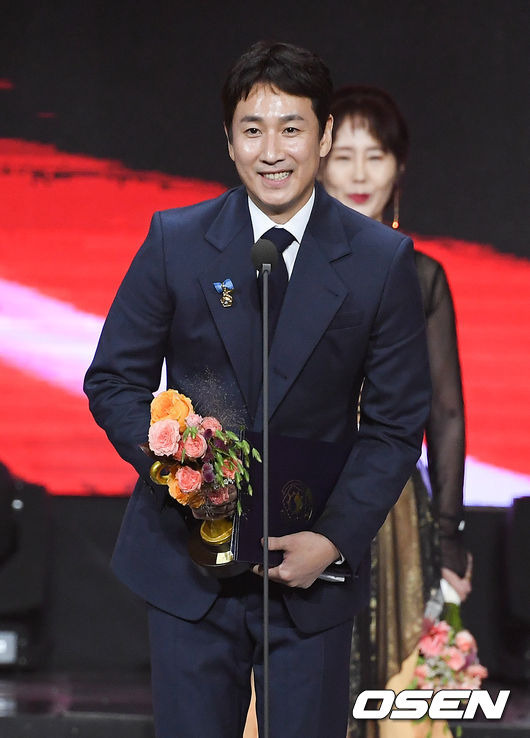 [OSEN=박준형 기자] 24일 오후 서울 방이동 올림픽공원 올림픽홀 광장에서 진행된 2018 대한민국 대중문화예술상 시상식에서 배우 이선균이 국무총리 표창을 받고 소감을 말하고 있다./  /soul1014@osen.co.kr