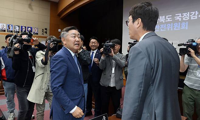 국민의힘 김웅 의원과 김관영 전북도지사가 24일 전북도청에서 국회 행정안전위원회 국정감사를 마치고 발언 경위를 물으며 말다툼을 하고 있다. 연합뉴스