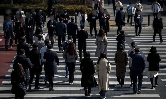 서울 중구 시청앞에서 직장인들이 이동하고 있다. 뉴시스