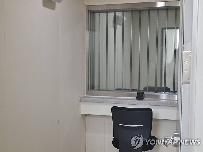 국군교도소 일반 면회실 모습 [연합뉴스 자료사진]