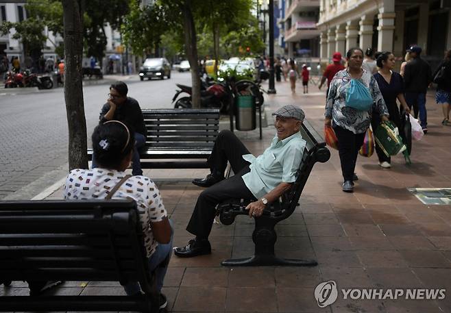 에콰도르 과야킬 벤치에서 담소 나누는 시민 [AP 연합뉴스 자료사진. 재판매 및 DB 금지]