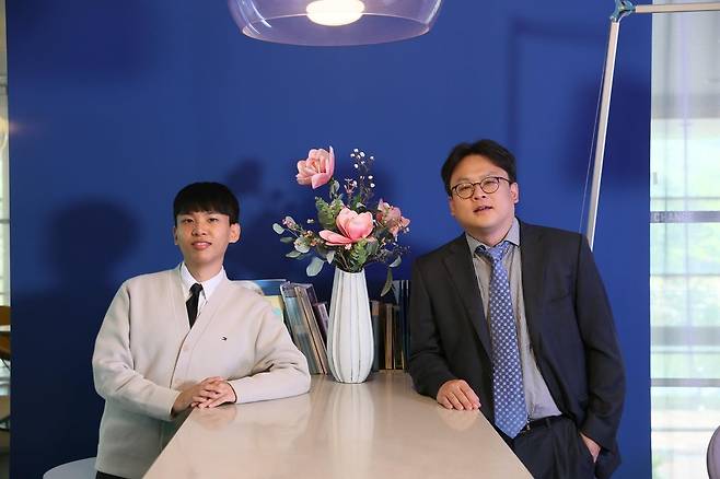 연구진 모습 왼쪽부터 제1저자 강윤석 연구원, 류정기 교수. [울산과학기술원 제공. 재판매 및 DB 금지]