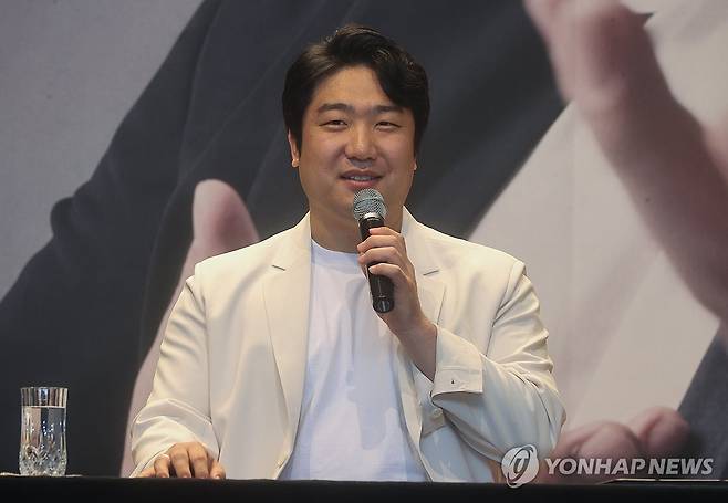 영국 위그모어홀 데뷔무대 앞둔 바리톤 김기훈 (서울=연합뉴스) 류효림 기자 = 영국 위그모어홀 데뷔무대 앞둔 바리톤 김기훈이 24일 서울 강남구 삼성동 포니정홀에서 열린 바리톤 김기훈 리사이틀 기자간담회에서 인사말을 하고 있다. 2023.10.24 ryousanta@yna.co.kr