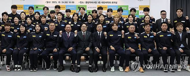 우리가 대한민국 수영 국가대표! (서울=연합뉴스) 최재구 기자 = 24일 서울 송파구 올림픽파크텔에서 열린 항저우 아시안게임 수영 국가대표선수단 입상 포상금 전달식에서 정창훈 대한수영연맹 회장, 수영국가대표 선수 및 코치들이 단체 사진을 촬영하고 있다. 2023.10.24 jjaeck9@yna.co.kr