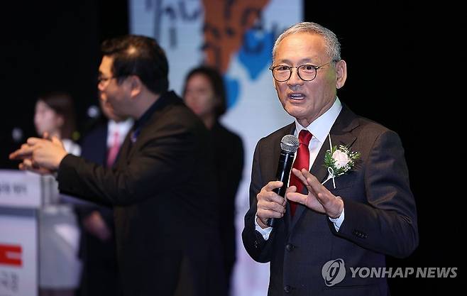 축사하는 유인촌 장관 (서울=연합뉴스) 김인철 기자 = 유인촌 문화체육관광부 장관이 24일 서울 서대문구 충정로 모두예술극장에서 열린 개관식에서 축사를 하고 있다. 2023.10.24 yatoya@yna.co.kr