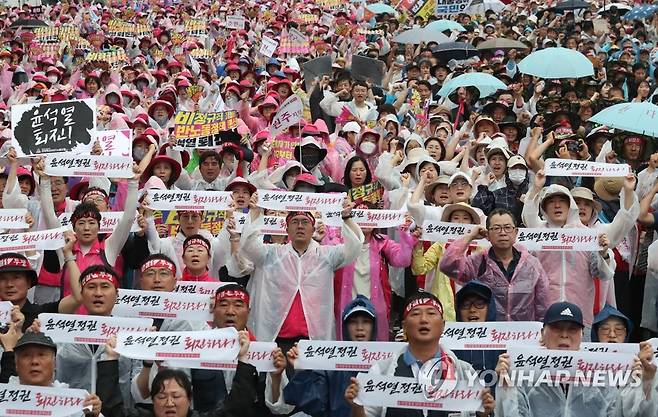 윤석열 정권 퇴진 외치는 노동자들 (서울=연합뉴스) 김도훈 기자 = 15일 오후 서울 종로구 경복궁역 인근에서 열린 윤석열 정권 퇴진 7·15 범국민대회에서 참가자들이 구호를 외치고 있다. 2023.7.15 superdoo82@yna.co.kr
