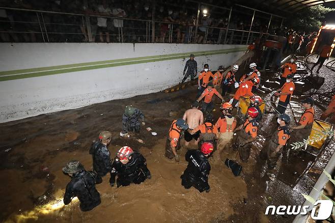 제11호 태풍 힌남노가 휩쓸고간 지난해 9월6일 오후 소방당국이 경북 포항시 오천읍의 한 아파트 지하 주차장에서 남성 생존자 1명을 구조해 나오고 있다. 2022.9.6/뉴스1 ⓒ News1 공정식 기자