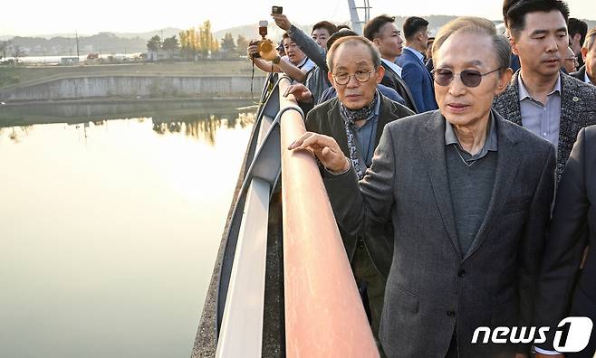 이명박 전 대통령이 25일 오후 경기도 여주시 한강문화관 인근에서 열린 강천보 걷기 행사에 참석해 보를 살펴보고 있다. (공동취재) 2023.10.25/뉴스1 ⓒ News1 김도우 기자