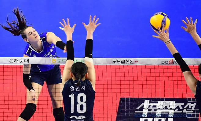 IBK기업은행 아베크롬비가 GS칼텍스 권민지의 블로킹 사이로 스파이크를 강타하고 있다.