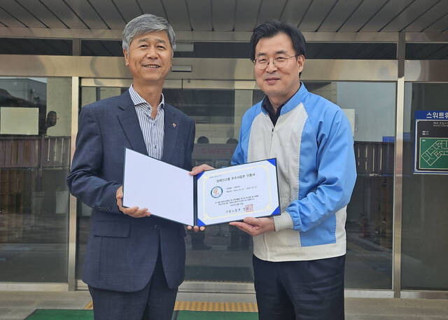 롯데웰푸드 스위트위드가 고용노동부와 한국장애인고용공단에게 '2023년 장애인 고용 우수 사업주'로 인증받았다. /롯데웰푸드