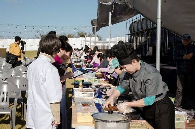 신안 김밥 경연대회에 참가한 20팀이 경연을 하고 있다. [사진제공=신안군]