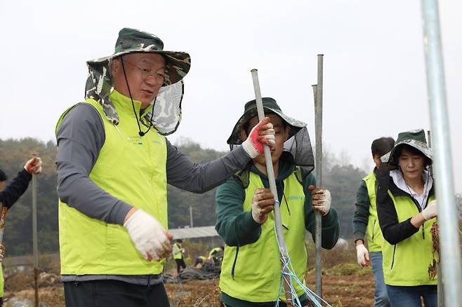 NH투자증권은 정영채 사장(왼쪽 첫번째)과 임직원들이 25일 경기 파주시 문산읍 당동2리에서 일손돕기 봉사활동을 벌이고 있다.